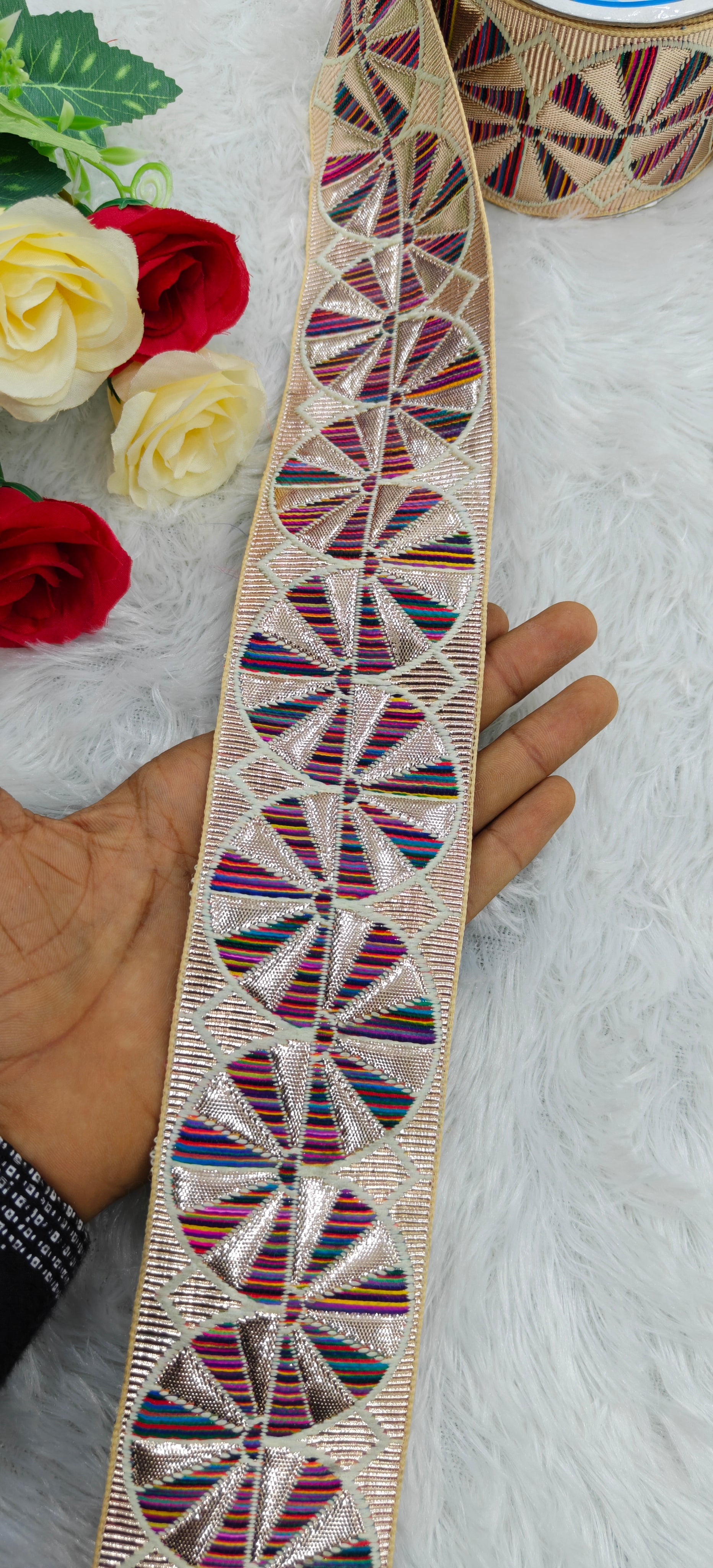 Half Circular Geometric Zari Lace